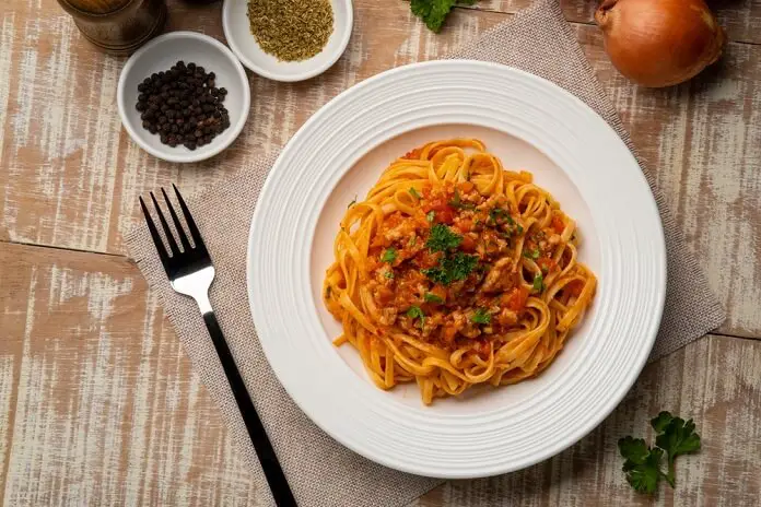 Spaghetti with minced pork in tomato sauce